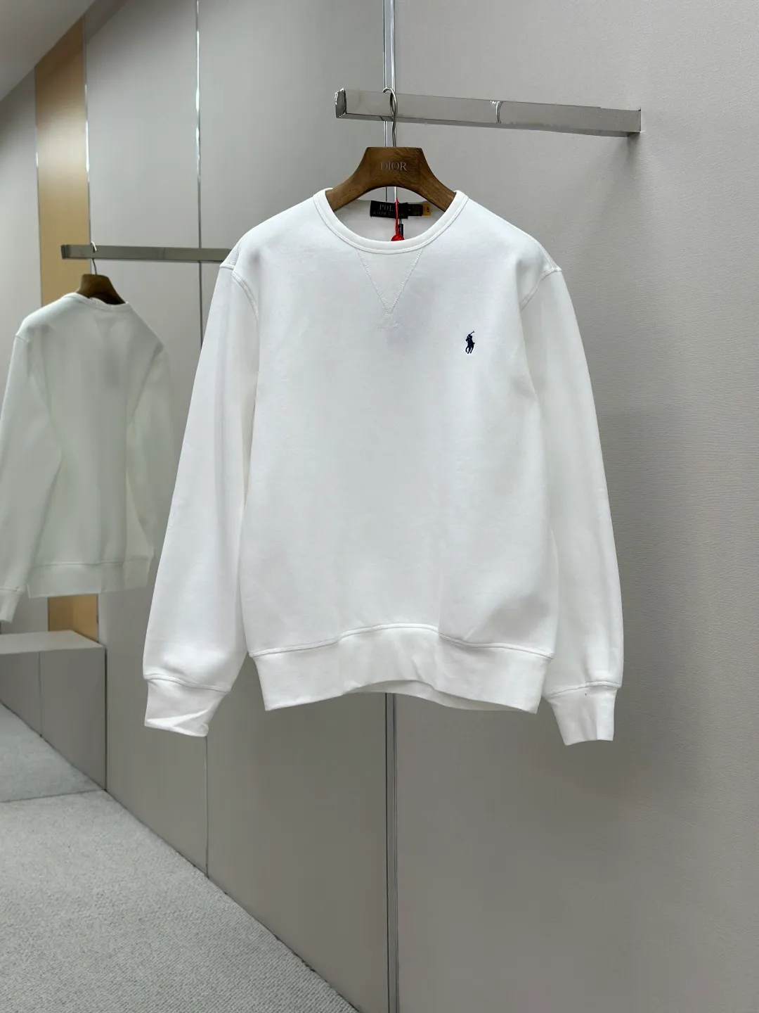 P290 [Same-origin fabric, exclusive new style, first choice for old money] Ralph Laure Ralph Lauren embroidered long-sleeved sweatshirt is made of cotton blended fabric, which is soft and tough to the touch. It has been finely spun and pre-shrunk, making it comfortable to the touch and not easy to deform. You don’t have to worry about shrinkage or pilling for daily wear and washing, and the texture is stable and online! The pony embroidery on the chest, despite the small size, has fine stitches and every stitch is perfectly stitched. The embroidery thread is pure in color and high in fastness. It is simple and high-end, highlighting the brand's iconic exquisite craftsmanship! The neckline is a classic round neck design, with an exquisite small V-shaped splicing design at the bottom. The workmanship is particularly neat, and the stitching in the circle is straight and even, without any distortion. It will not become loose and deformed after being worn for a long time. It fits the neck without being tight, and it is full of comfort! Scan the QR code on the label to enter the official website directly! It’s like adding an “identity pass” to clothes, and the quality is directly visualized ‼ ️ Size: S-XL